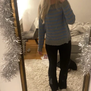 Cool tröja från zara🩵🩶⚡️ - Säljer den här fina och bekväma tröjan från zara.🤩 Den är använd men bra skick och säljs inte längre på hemsidan. (Nypris 220kr). Skriv om du har frågor eller är intresserad🩵