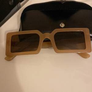 Ett par bruna solglasögon från SHEIN 