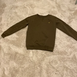 Grön lyle & scott tröja💗 - Lyle & scott tröja i mörk grön. Med en liten gul logga. 