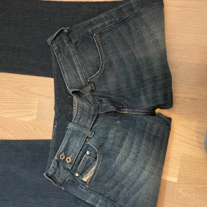 Jeans - Diesel jeans med skärp, jätte trendiga. Kan inte skicka bild på eftersom dem är för små för mig( får inte över låren) PRIS SÄNKS EJ
