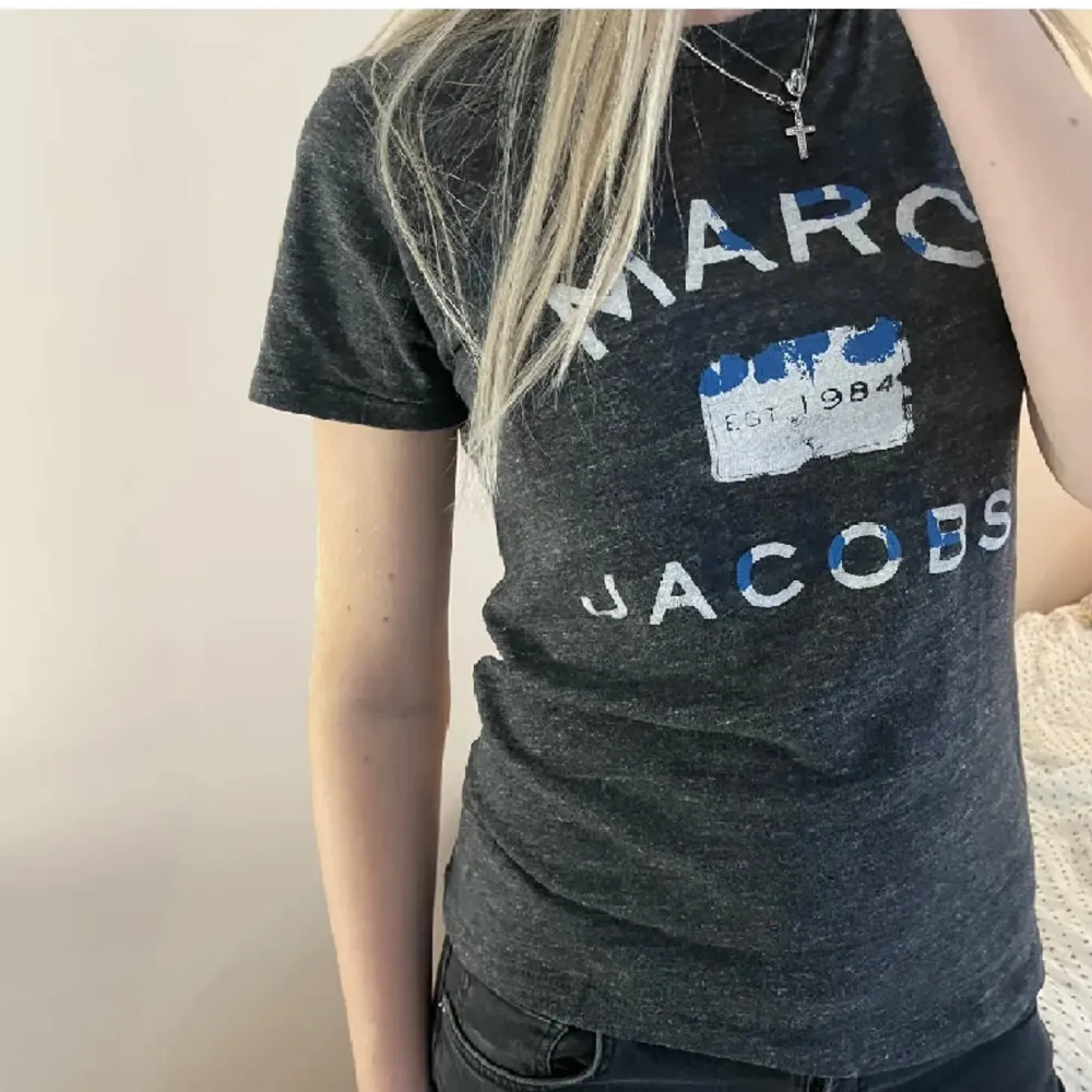 Världens snyggaste tshirt ifrån Marc Jacobs som tyvärr är för stor för mig❤️‍🔥Så cool tröja som passar till allt, kan gå ner i pris vid snabb affär💞💞💞. T-shirts.
