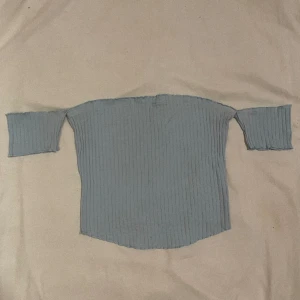 Topp - Söt off-shoulder topp, i bra skick☁️Frakt tillkommer📦