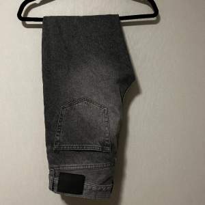 Rikigt snygga gråa jeans, är inne i lite mer Stockholmstil. Utmärkt kvalitet. Skick 10/10. Har knappt använt de. Fin grå färg. Nypris 300kr. Mvh StealShop 