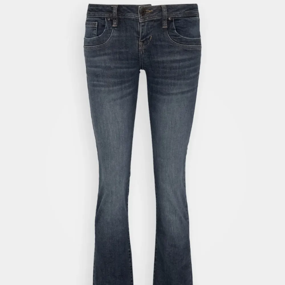 Snygga jeans som nt kmr till andväning nypris:909kr säljer för:500kr ❤️❤️. Jeans & Byxor.