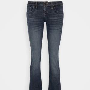 Snygga jeans som nt kmr till andväning nypris:909kr säljer för:500kr ❤️❤️