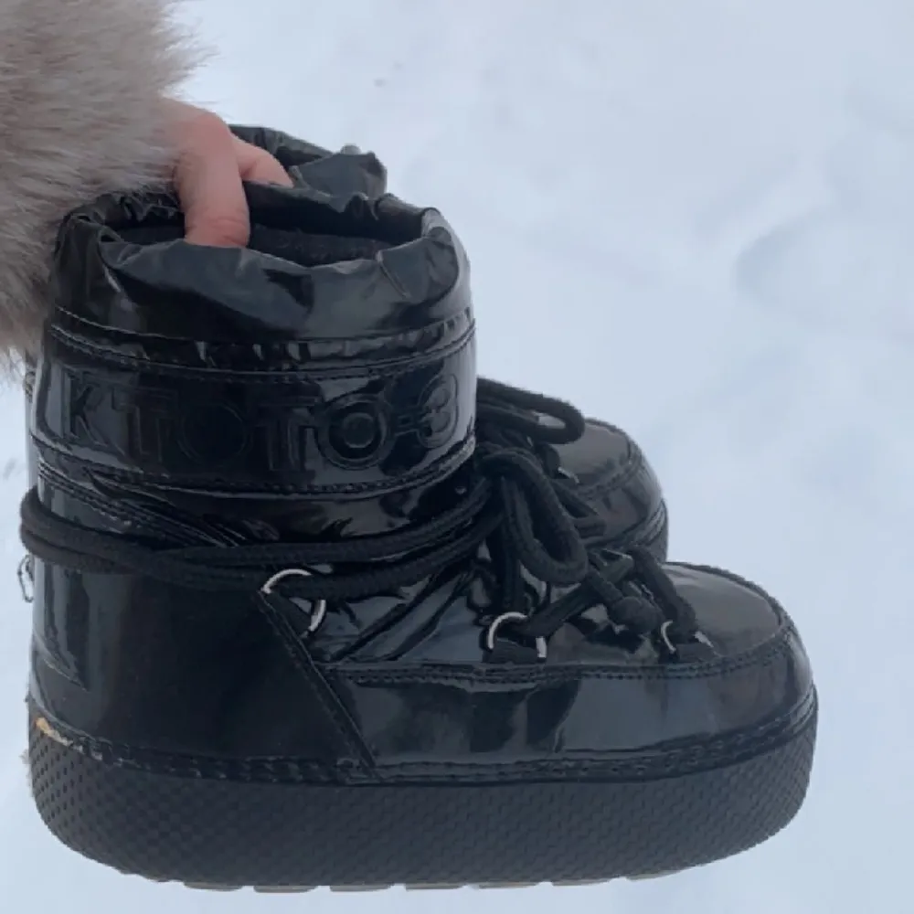Säljer nu mina super fina moon bots liknande skor! Använda två gånger och det var när jag åkte skidor, hör av er vid frågor🥰. Skor.