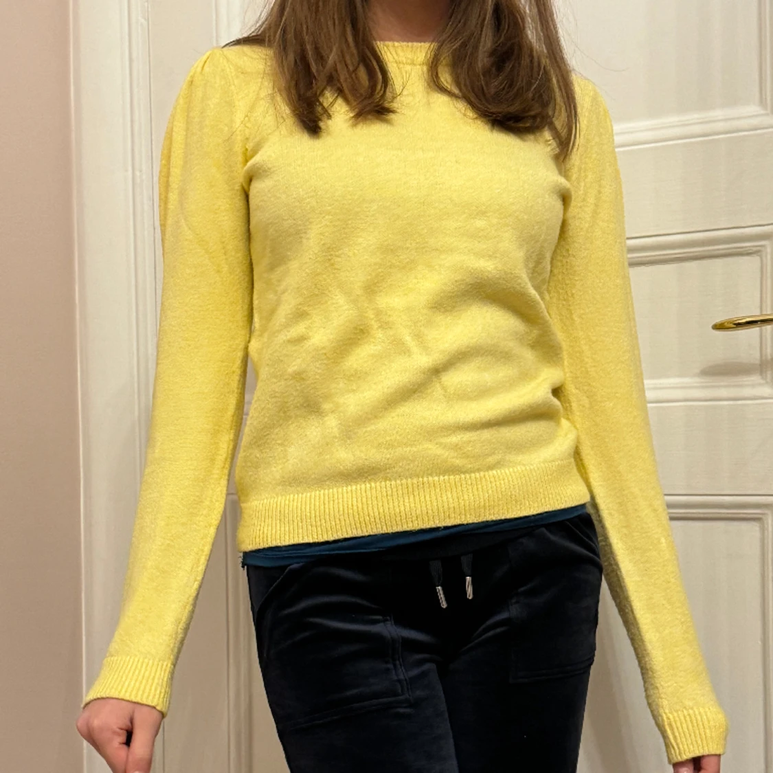 Stickad tröja i en fin gul färg