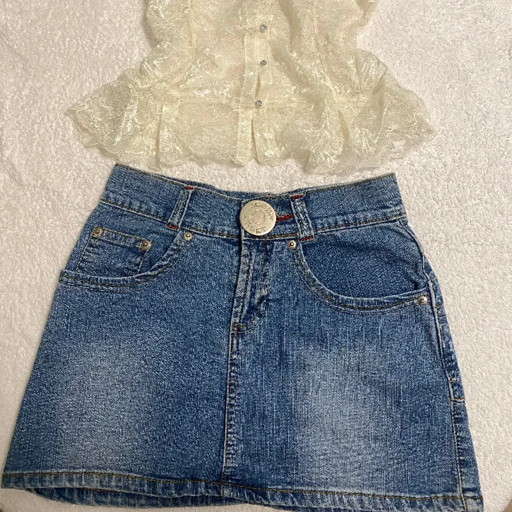 Super snygg denim minikjol<3 OBS accessoarerna ingår EJ(linnet, rosett, halsband) . Kjolar.