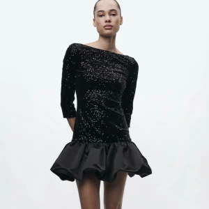 Glitter klänning - Super fin nyårs klänning helt slutsåld som jag säljer då jag hittade en annan jag ska ha, ny pris 700. Helt oanvänd med prislapp kvar 💗