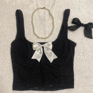 Korsett topp  - Super fin korsett topp<3 OBS accessoarerna ingår EJ (halsband, rosetter) 