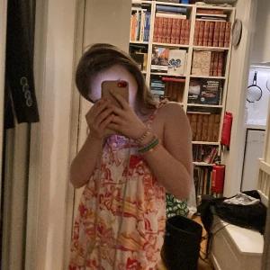 En sommarklänning  - Den här klänningen är för sommaren. Man kan ha den när som helst och den är jord i Indien.