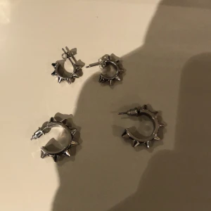 Edblad örhängen  - Säljer nu mina silvirga Edblad örhängen, säljer både den ”normala” storleken och mini storleken. Jätte fina och båda i bra skick. Säljer för att jag inte får ändvändnin för dem.