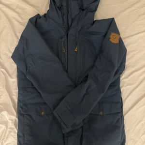 Fjällräven vinterjacka  - Gjord av g-1000 material vattentät. Väldigt skönt och ha på sig .