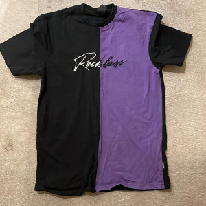 Reckless t-shirt - Det är en reckless t-shirt från new yorker med XS storlek men passar även S storlek på grund av att den är lång