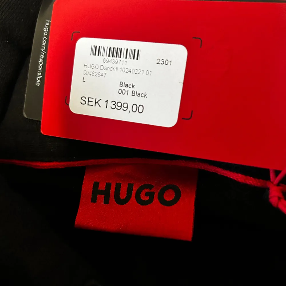 En Hugo hoodie som är köpt på NK, den kom tyvärr aldrig till användning då den var för stor för mig. Jag köpte den för 1400kr på NK. För mer bilder/videos skriv!! Pris kan diskuteras!!!. Hoodies.