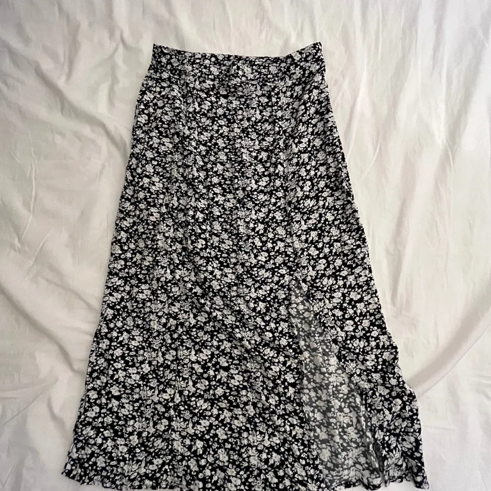 lång blommig kjol ifrån new yorker som inte blivit använd många gånger🤍 10/10 skick. Kjolar.