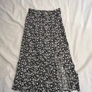 lång blommig kjol ifrån new yorker som inte blivit använd många gånger🤍 10/10 skick