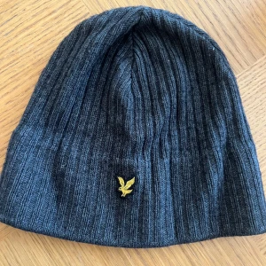 Lyle scott mössa  - Inga hål mycket bra skick!