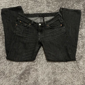 Low waist jeans  - Low waist jeans från weekday i modellen Arrow Low Straight Jeans. Fint skick!