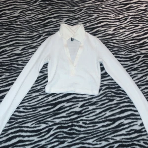 Vit topp - Superfin top men har dessvärre lite nopp utöver en fin tröja!