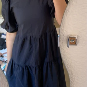 Snygg svart zara klänning - Säljer min fantastiska snygga zara klänning! Tyvärr passar den inte mig då den är för lite för mina bröst! Jätte bra skick och använd den minst 2 gånger 