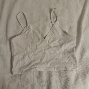 Linne - Ett vitt linne. Lite skrynklig men annars i bra skick och inte använt så många gånger. 