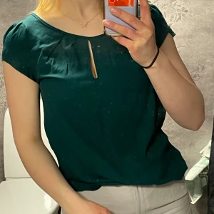 Mörkgrön top  - Fint skick! Jag bär vanligtvis strl m 