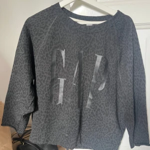 Gap tröja - Sjukt snygg gap tröja som jag endast använt när jag varit hemma 💕 