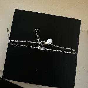 Safirs Armband Silver - Fick fel produkt så därav säljer jag. Aldrig använt och lådan till armbandet följer med.  Nypris 549kr men finns ej kvar på hemsidan längre.