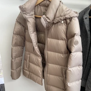 Massimo Dutti, dunjacka  - Beige dunjacka från Massimo Dutti