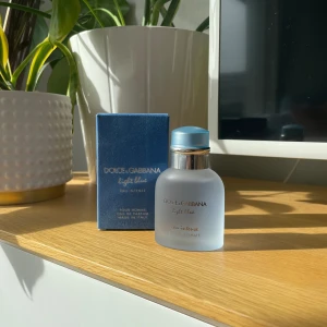 Dolce&Gabbana Light Blue Intense  - Dolce&Gabbana Light Blue Eau Intense - 50ml. I princip oanvänd, endast testad ett fåtal gånger. Parfymen passade inte min smak och därav väljer jag att sälja den. Nypris: 900-1000kr