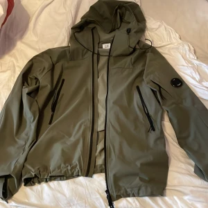 C,P COMPANY JACKA - STORLEK: 50 (M:L) SKICK : 10/10 FÄRG : MILITÄRGRÖN  ÄKTA 