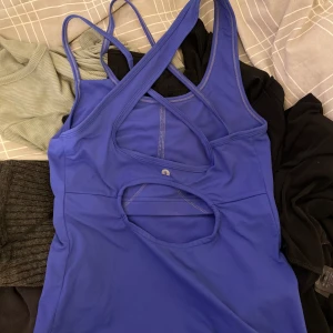 Lululemon linne  - Säljer detta nya tränings linne från lululemon, nypris 670kr och säljer för 100kr sitter jätte fint på formar fint och i ryggen. 