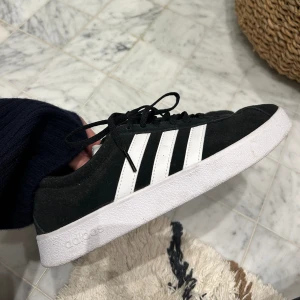 Adidas skor  - Adidas skor i bra skick. Kommer tyvärr inte till användning! Storlek 40, åt det mindre hållet om något.