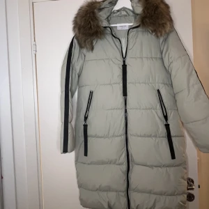 Mintgrön kappa - Fint mintgrönkappa. Säljer pga garderobrensning. Är för liten för mig. Använd några gånger bara. Jättebra skick.