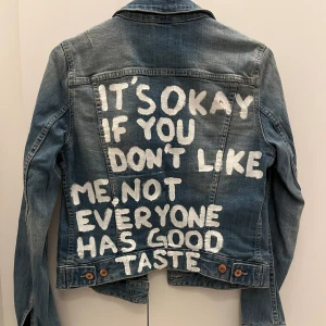 Jeansjacka - Jättefin jeansjacka ursprungligen ifrån Hm. Men jag har skrivit en text på ryggen.💙