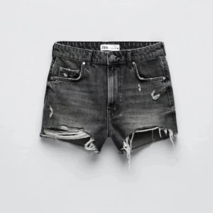 jeansshorts  - Säljer mina jeansshorts från zara då dom är för små för mig, slitningarna har gått upp lite som man ser på bilderna, annars är de inget fel på dom💕