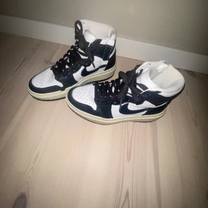 Air Jordan 1 Elevate High  - Säljer dessa snygga skorna som är i jätte bra skick och knappt använda 💗Säljer därför för 500kr 💗Dem är i storlek 36.5💓 