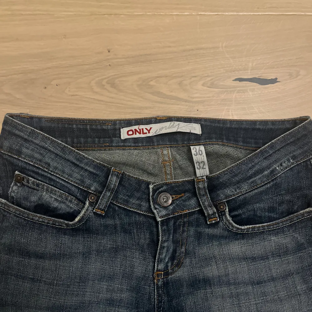 Super snygga Low waist bootcut jeans från ONLY!. Jeans & Byxor.