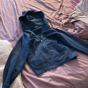 polo ralph lauren kofta - jättefin marinblå polo kofta som är i storlek 14-16 år och är knappast använd