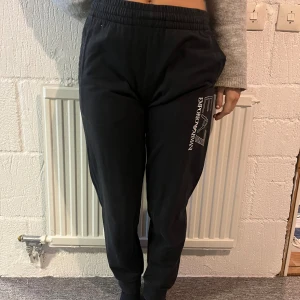 Mjukis byxor - Begagnade mjukisbyxor. Tyvärr är storleken bortklippt men dom sitter på min dotter som är 1,63cm lång. Kommer från ett djur och rökfritt hem.