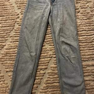 Super fina jeans från monki stl 25. Låg midja raka ben med ”sprättade” sömmar.