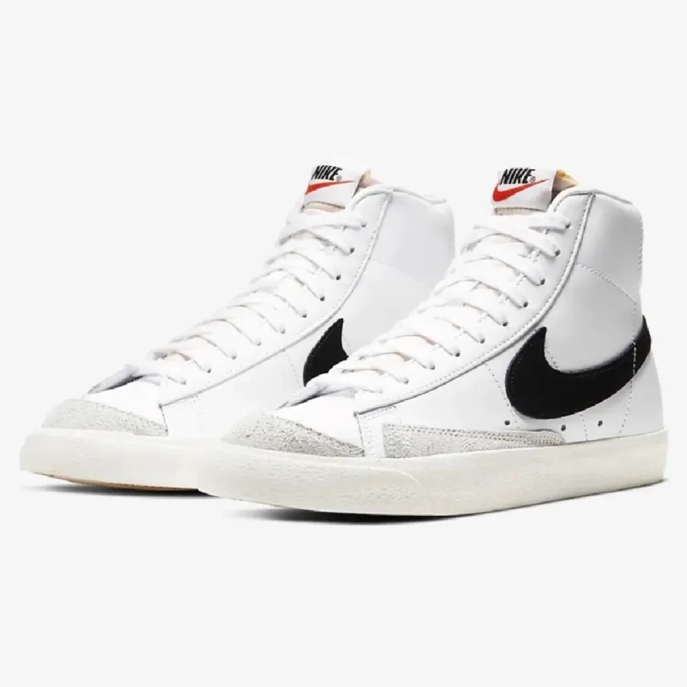 Sneakers från Nike. Modellen BLAZER ’77. Sparsamt använda. Bara använda en sommar. Tvättade och fixade. Den enda defekten är att tyget där fram är lite gråare, men inget man märker av. Nypris 1245 kr. Mitt pris 300  kr. Skor.