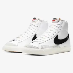 Sneakers från Nike. Modellen BLAZER ’77. Sparsamt använda. Bara använda en sommar. Tvättade och fixade. Den enda defekten är att tyget där fram är lite gråare, men inget man märker av. Nypris 1245 kr. Mitt pris 300  kr