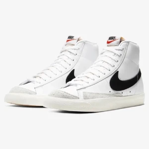 Nike sneakers  - Sneakers från Nike. Modellen BLAZER ’77. Sparsamt använda. Bara använda en sommar. Tvättade och fixade. Den enda defekten är att tyget där fram är lite gråare, men inget man märker av. Nypris 1245 kr. Mitt pris 200  kr