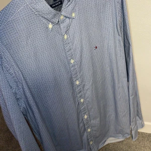 Tommy hilfiger skjorta stolek M - En riktigt snygg Tommy hilfiger skjorta för ett bra pris. Riktig skön. Perfekt till middag med frugan 