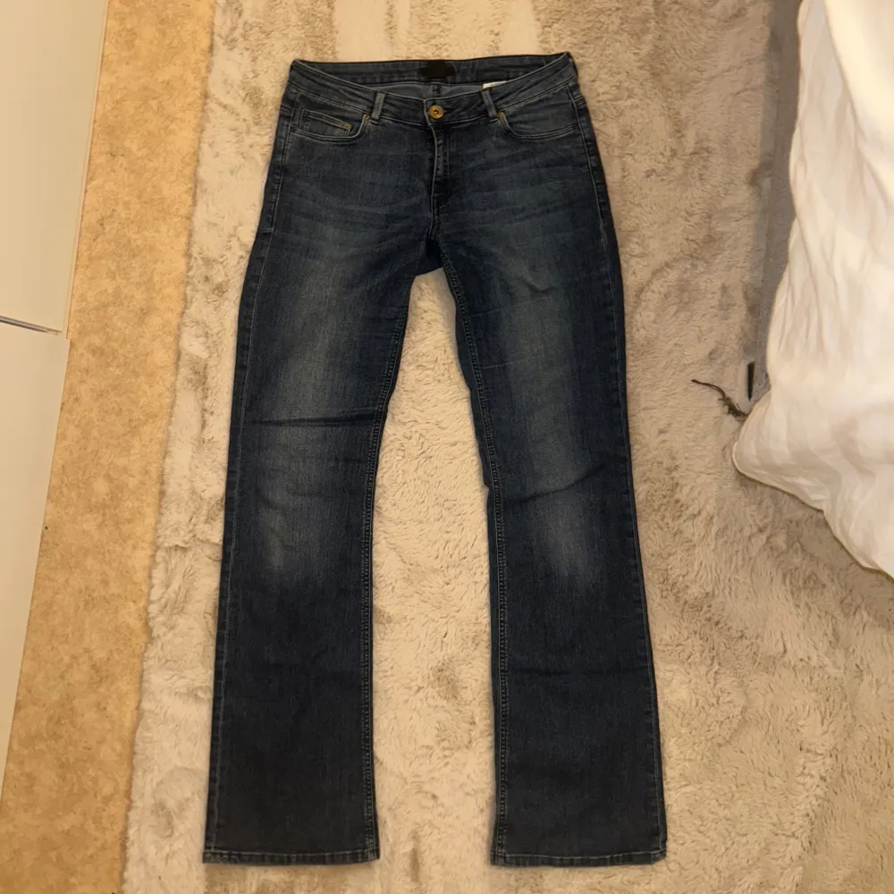 Jättesnygga bootcut jeans som är lågmidjade. Kommer knappt till användning:( mycket stretchiga därav storleksbeskrivningen☺️. Jeans & Byxor.