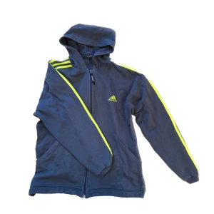 Oversize Adidas Zip-Up - Säljer denna coola Adidas koftan som jag köpte på Plick men som jag inte använt då den inte passar mig🩷 Tredje bilden lånad av personen jag köpte från🫶🏼