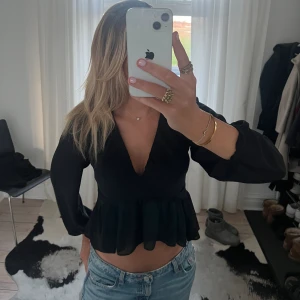 Svart blus - Svart blus med öppen rygg från HM!! Klippt bort lappen men tror den är i storlek S💕Säljer för 199kr
