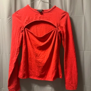 röd topp från monki - strl 36, knappt använd i bra skick